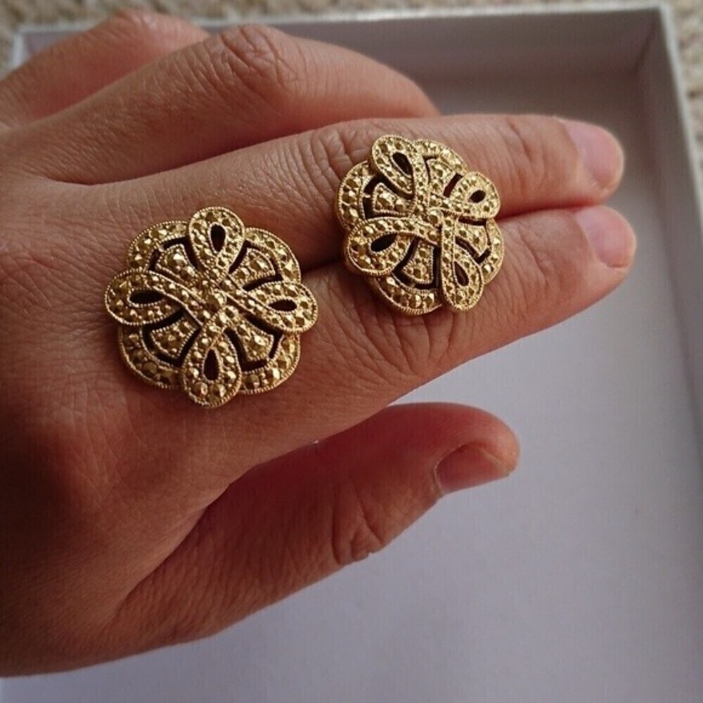 Vintage flowers gold tone earrings